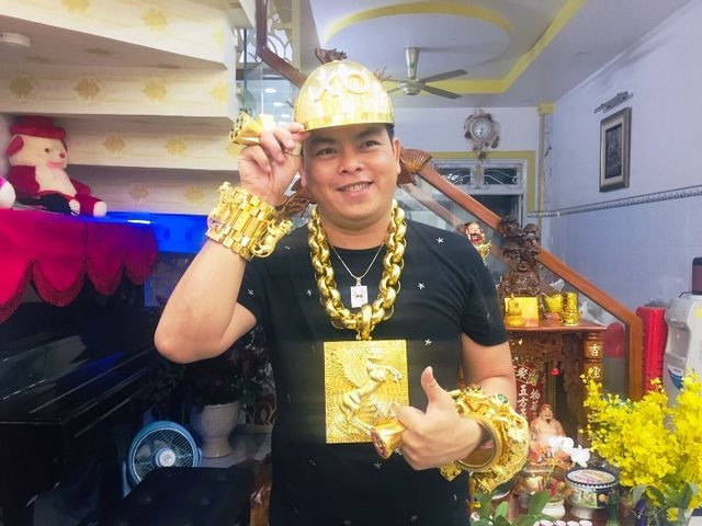 Những lần Phúc XO làm màu khoe "vàng giả" khiến dân mạng trầm trồ - Hình 7 Nhung lan Phuc XO lam mau khoe