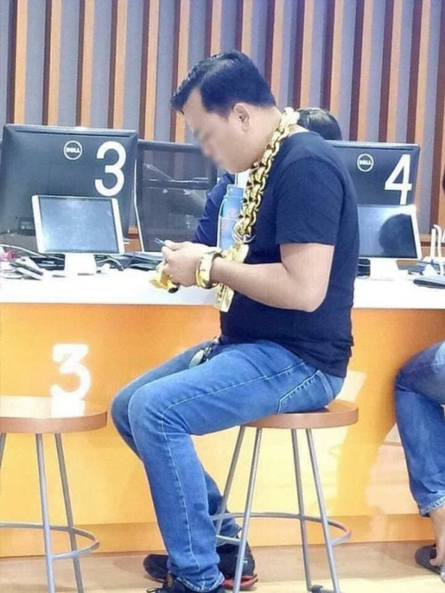 Những lần Phúc XO làm màu khoe "vàng giả" khiến dân mạng trầm trồ - Hình 2 Nhung lan Phuc XO lam mau khoe