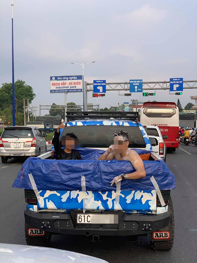 Nắng nóng đỉnh điểm, 2 thanh niên biến thùng xe tải thành bể bơi Nang nong dinh diem, 2 thanh nien bien thung xe tai thanh be boi