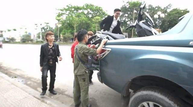 CĐM phẫn nộ với hành động đốt xe máy xịn quay clip của Khá Bảnh CDM phan no voi hanh dong dot xe may xin quay clip cua Kha Banh