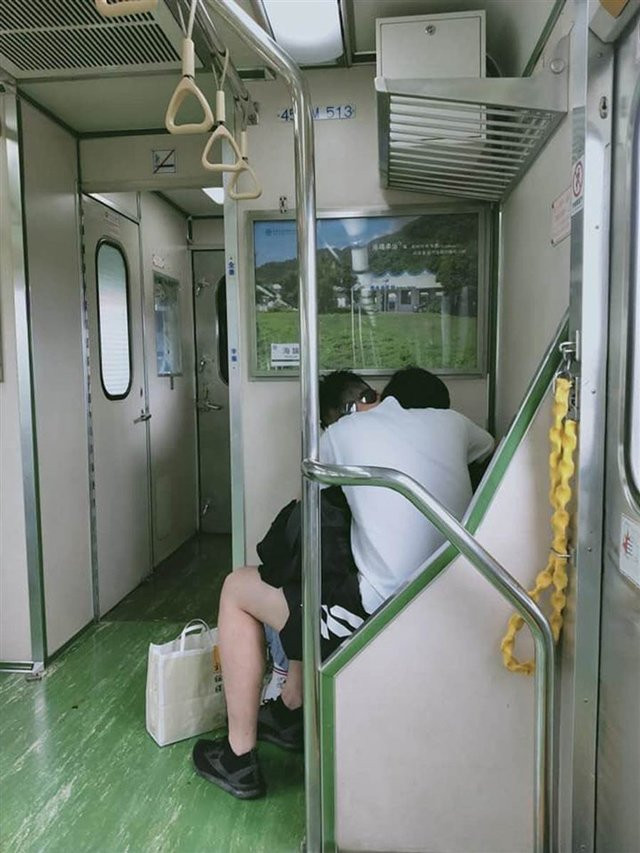 Cặp đôi vô tư đóng cảnh nóng trên tàu điện, ai nhìn cũng đỏ mặt Cap doi vo tu dong canh nong tren tau dien, ai nhin cung do mat