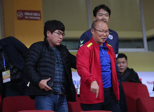 Vừa xuống sân bay, HLV Park Hang-seo vội vã đi tuyển quân Vua xuong san bay, HLV Park Hang-seo voi va di tuyen quan