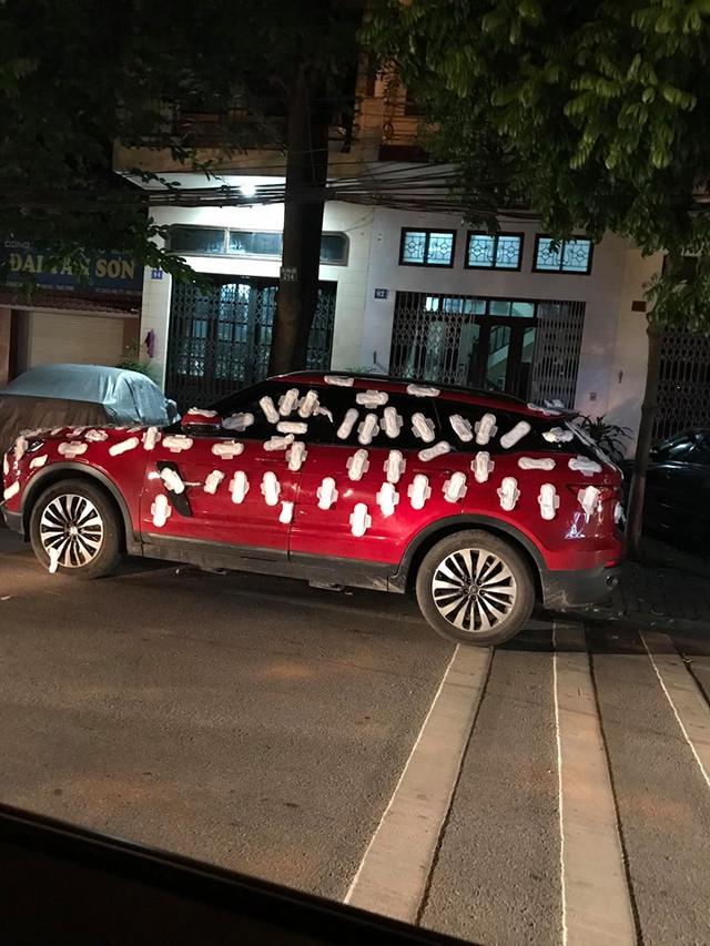 Sự thật hài hước vụ đỗ xe thiếu ý thức bị dán đầy băng vệ sinh Su that hai huoc vu do xe thieu y thuc bi dan day bang ve sinh