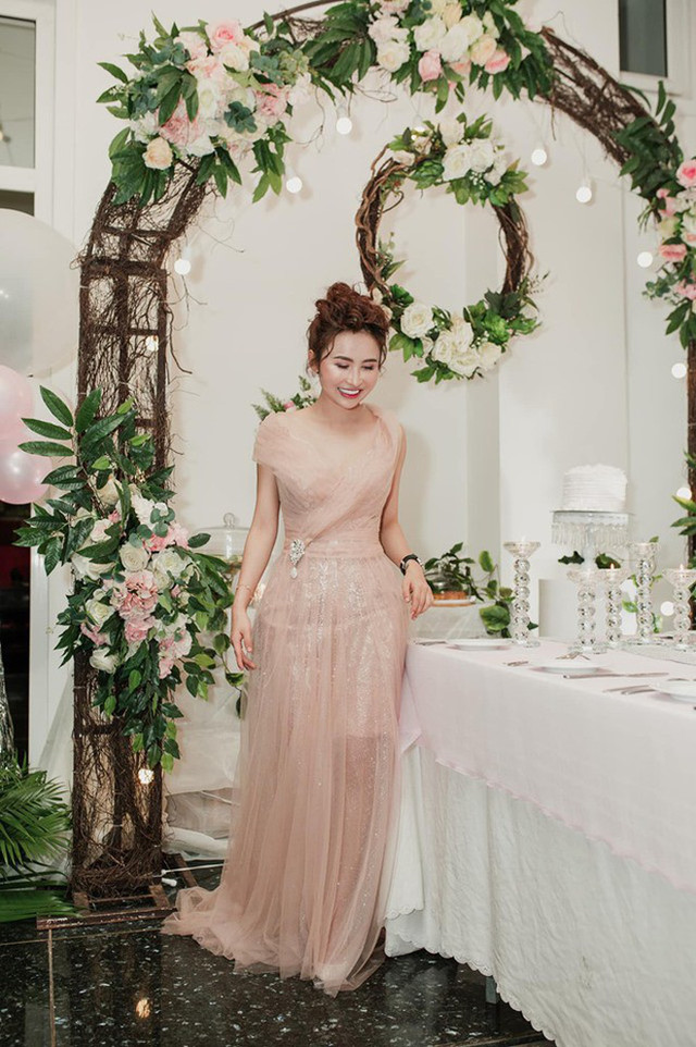 Vợ thứ 2 của đại gia Minh Nhựa gây ngỡ ngàng với nhan sắc như con gái 18 Vo thu 2 cua dai gia Minh Nhua gay ngo ngang voi nhan sac nhu con gai 18