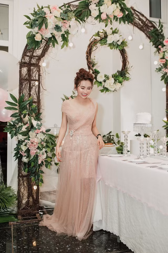 Vo thu 2 cua dai gia Minh Nhua gay ngo ngang voi nhan sac nhu con gai 18