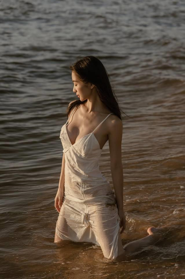 Jun Vũ hóa tiên nữ gợi cảm giữa biển khiến vạn trái tim xao xuyến - Hình 2 Jun Vu hoa tien nu goi cam giua bien khien van trai tim xao xuyen-Hinh-2