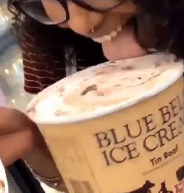 Co gai xinh dep le luoi liem kem trong sieu thi roi de lai cho cu