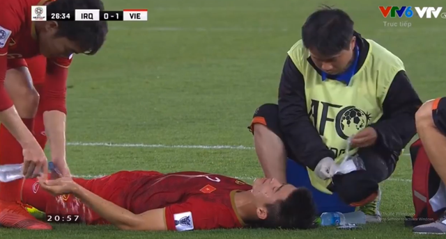 Xúc động hình ảnh Xuân Trường đổ nước rửa máu dính trên tay Duy Mạnh Xuc dong hinh anh Xuan Truong do nuoc rua mau dinh tren tay Duy Manh