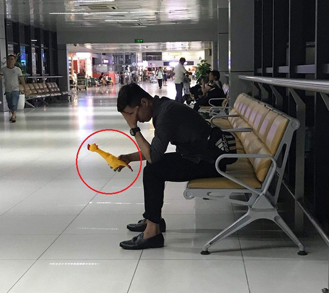 Cười lăn thanh niên bay từ Hà Nội vào Đà Nẵng để trả 'gà' cho người yêu cũ - Hình 2 Cuoi lan thanh nien bay tu Ha Noi vao Da Nang de tra 'ga' cho nguoi yeu cu-Hinh-2