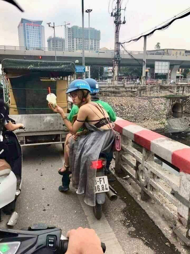 Hoảng hồn với trang phục 'mặc như không mặc' của cô gái trẻ trên đường Hoang hon voi trang phuc 'mac nhu khong mac' cua co gai tre tren duong