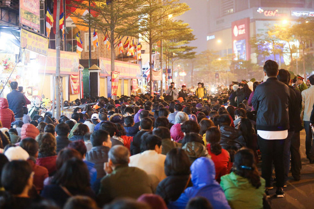 "Biển người" ngồi tràn ra đường giải hạn tại chùa Phúc Khánh Đến hẹn lại lên, cứ mỗi dịp cúng sao giải hạn, người dân Thủ đô lại ùn ùn kéo nhau tới chùa Phúc Khánh làm lễ.