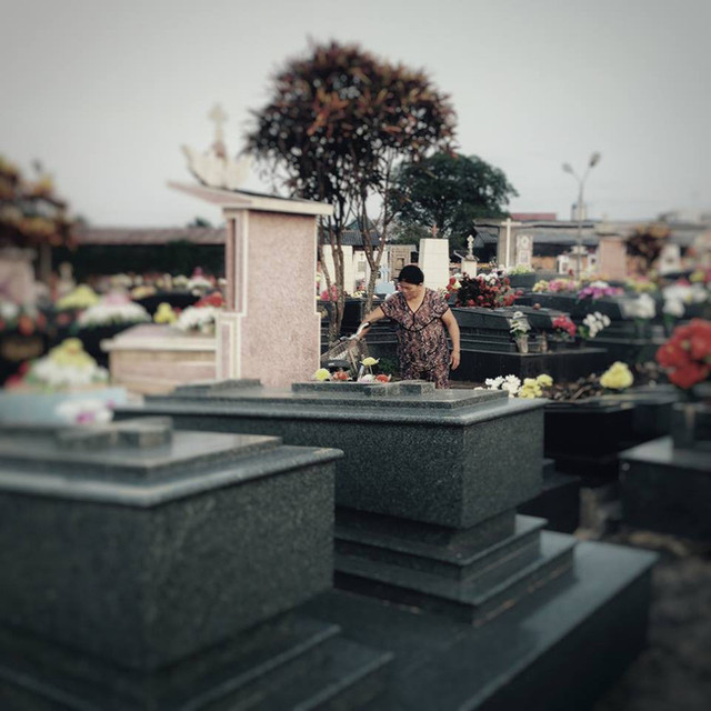 Câu chuyện xúc động về người mẹ 10 năm chăm mộ con Cau chuyen xuc dong ve nguoi me 10 nam cham mo con