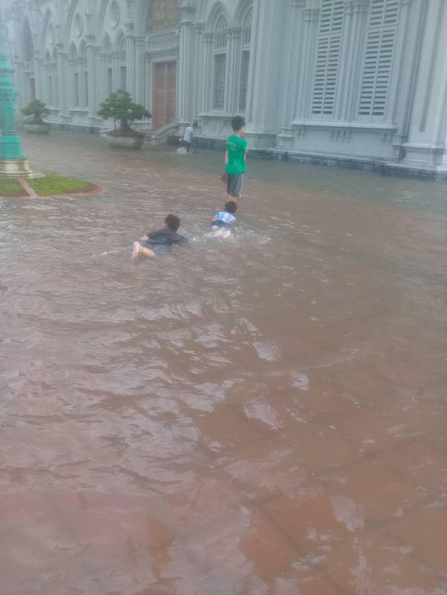 Hà Nội ngập nặng: Hình ảnh chèo thuyền, bơi lội trên đường như ở sông - Hình 6 Ha Noi ngap nang: Hinh anh cheo thuyen, boi loi tren duong nhu o song-Hinh-6