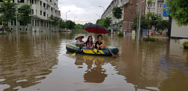 Hà Nội ngập nặng: Hình ảnh chèo thuyền, bơi lội trên đường như ở sông - Hình 10 Ha Noi ngap nang: Hinh anh cheo thuyen, boi loi tren duong nhu o song-Hinh-10