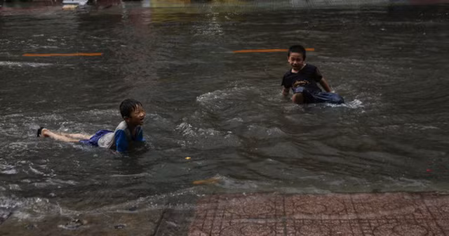 Ha Noi ngap nang: Hinh anh cheo thuyen, boi loi tren duong nhu o song-Hinh-4