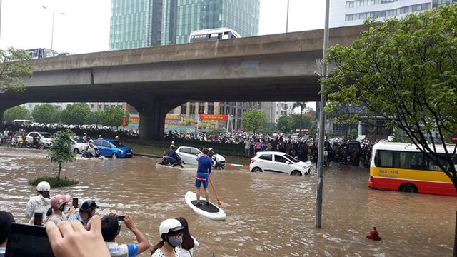Hà Nội ngập nặng: Hình ảnh chèo thuyền, bơi lội trên đường như ở sông - Hình 5 Ha Noi ngap nang: Hinh anh cheo thuyen, boi loi tren duong nhu o song-Hinh-5