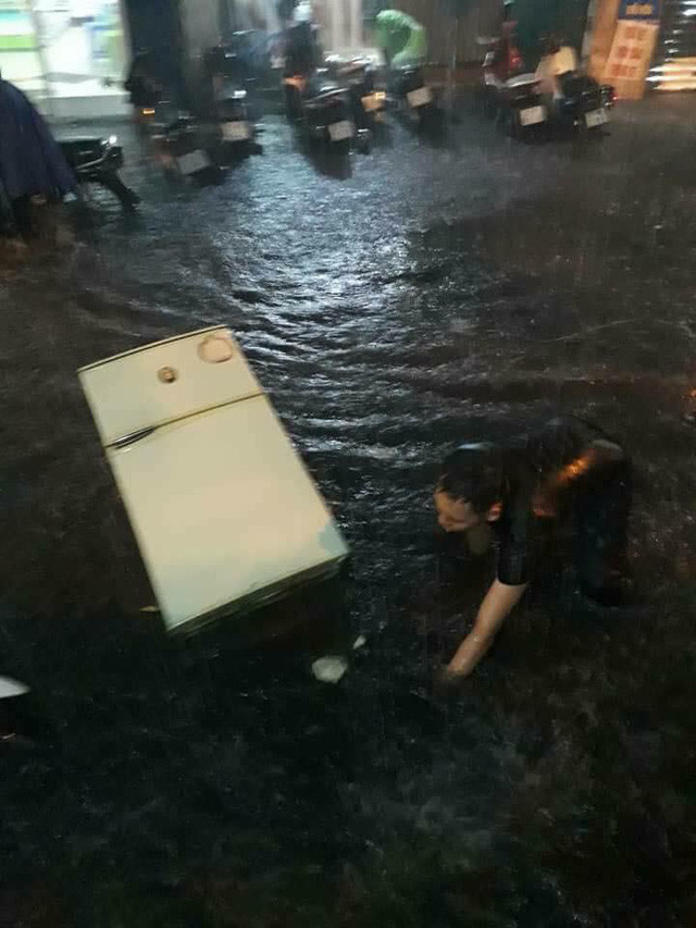 Hà Nội ngập nặng: Hình ảnh chèo thuyền, bơi lội trên đường như ở sông - Hình 7 Ha Noi ngap nang: Hinh anh cheo thuyen, boi loi tren duong nhu o song-Hinh-7