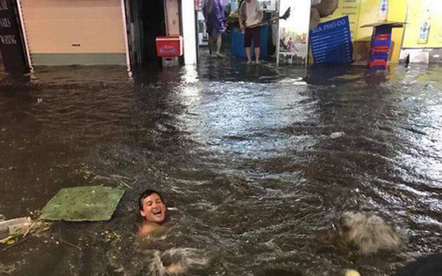 Hà Nội ngập nặng: Hình ảnh chèo thuyền, bơi lội trên đường như ở sông - Hình 2 Ha Noi ngap nang: Hinh anh cheo thuyen, boi loi tren duong nhu o song-Hinh-2