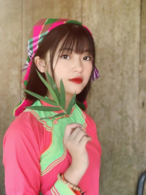 Em gái dân tộc Giáy đẹp hơn cả hotgirl khiến các chàng trai xao xuyến Em gai dan toc Giay dep hon ca hotgirl khien cac chang trai xao xuyen