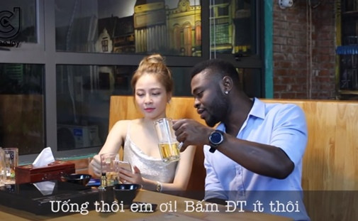 Hotgirl Trâm Anh tái xuất với người đàn ông da màu sau scandal lộ clip nóng Hotgirl Tram Anh tai xuat voi nguoi dan ong da mau sau scandal lo clip nong