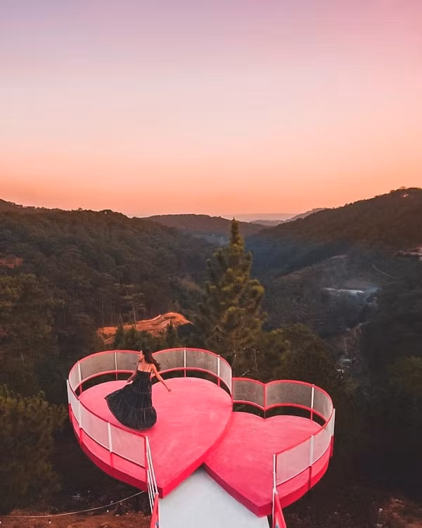 Cau trai tim doi o Da Lat xoa tan loi nguyen “di hai ve mot“