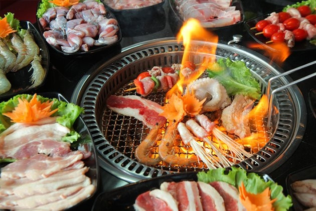 "Hãi hùng" sự thật 4 loại thực phẩm hạn chế gọi khi ăn buffet lẩu nướng Trên thị trường hiện nay, các quán buffet lẩu nướng "mọc lên như nấm" với đủ phân khúc từ cao cấp vài trăm nghìn/suất đến bình dân chỉ 100.000 đồng/suất.