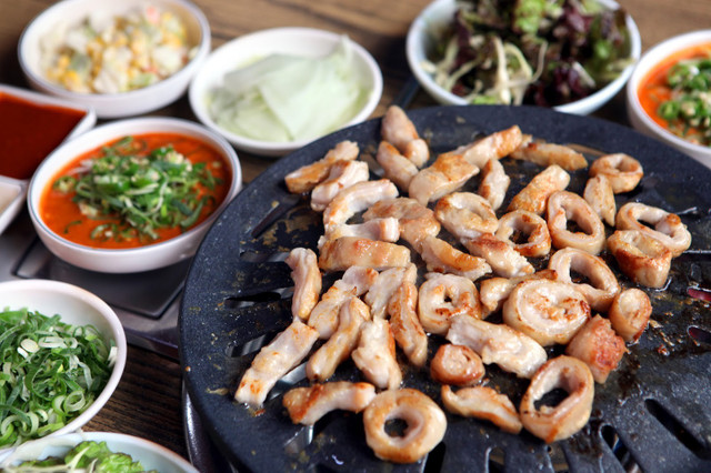 "Hãi hùng" sự thật 4 loại thực phẩm hạn chế gọi khi ăn buffet lẩu nướng - Hình 10 Thêm nữa, quá trình chế biến nội tạng động vật đòi hỏi chỉn chu, cẩn thận. Trong khi đó, các quán ăn đông khách, khâu này sẽ không được ưu tiên.