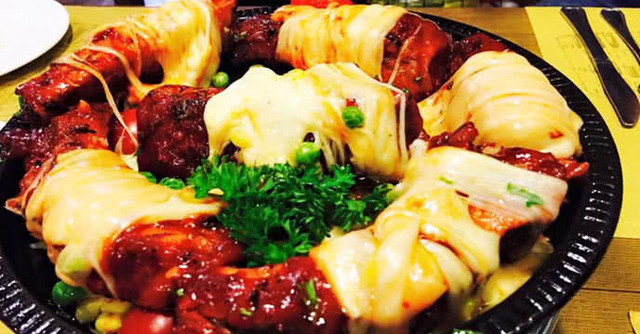 "Hãi hùng" sự thật 4 loại thực phẩm hạn chế gọi khi ăn buffet lẩu nướng - Hình 11 Ngoài ra, tại các quán buffet lẩu nướng bình dân, phô mai giá rẻ được mua với số lượng lớn không đảm bảo vệ sinh an toàn thực phẩm. Vì vậy, tốt hơn hết khi ăn buffet lẩu nướng nên chọn nhà hàng lớn, có hệ thống chuỗi, đảm bảo vệ sinh. Nguồn ảnh: Internet.