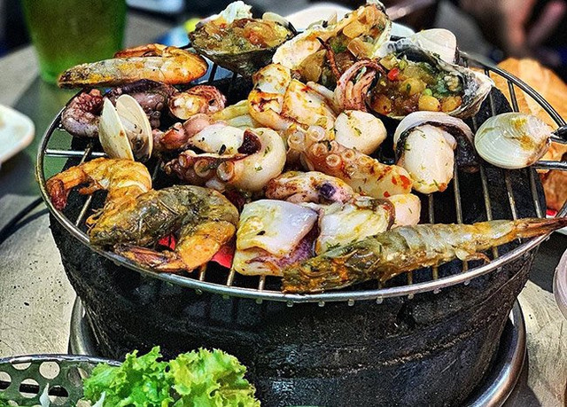"Hãi hùng" sự thật 4 loại thực phẩm hạn chế gọi khi ăn buffet lẩu nướng - Hình 4 Là món ăn khoái khẩu của nhiều người song hải sản có giá thành rất cao. Vì vậy, nhiều người thường ưu tiên chọn món ăn từ hải sản cho "đã cơn nghiện".