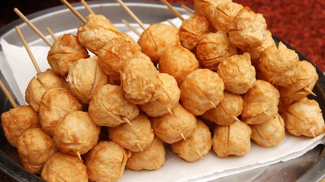 "Hãi hùng" sự thật 4 loại thực phẩm hạn chế gọi khi ăn buffet lẩu nướng - Hình 7 Điều đáng lo ngại là các món viên sẵn được nhập theo số lượng lớn, bao bì không ghi rõ nguồn gốc, xuất xứ rõ ràng, rất nguy hại đến người dùng.