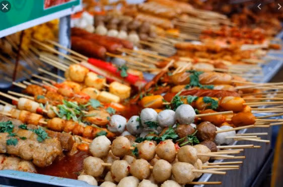 Các món viên sẵn như tôm viên, mực viên...trông bắt mắt và hấp dẫn thường có trong menu của quán ăn. Thế nhưng, nếu nếm thử, bạn sẽ thấy chúng không phải là tôm, mực...băm ra viên lại mà có tới 95% là bột sau đó thêm chất phụ gia.