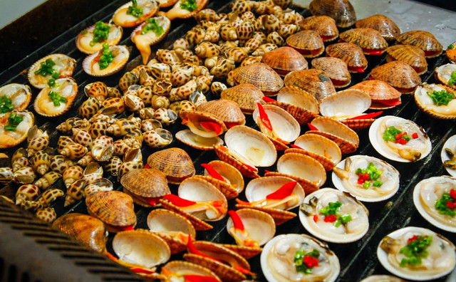 "Hãi hùng" sự thật 4 loại thực phẩm hạn chế gọi khi ăn buffet lẩu nướng - Hình 5 Tuy nhiên, không giống như các quán chuyên hải sản tưới sống, phần lớn hải sản trong quán buffet lẩu nướng đều là hàng đông lạnh. Hải sản đông lạnh nếu không bảo quản đúng cách sẽ rất nguy hại.