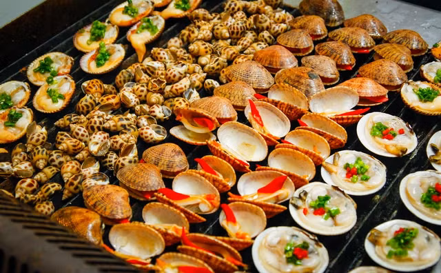 Tuy nhiên, không giống như các quán chuyên hải sản tưới sống, phần lớn hải sản trong quán buffet lẩu nướng đều là hàng đông lạnh. Hải sản đông lạnh nếu không bảo quản đúng cách sẽ rất nguy hại.