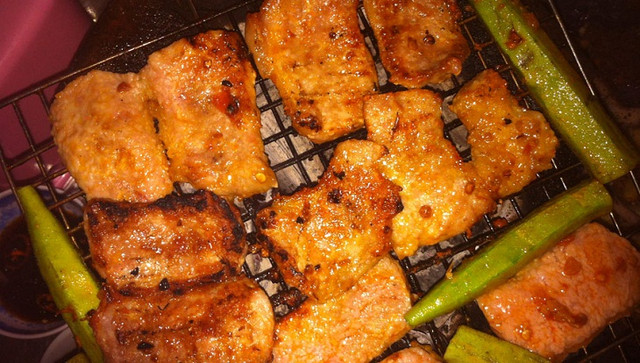 "Hãi hùng" sự thật 4 loại thực phẩm hạn chế gọi khi ăn buffet lẩu nướng - Hình 8 Nội tạng động vật gồm nầm, dạ dày, ruột non, mề gà...thường bán khá chạy tại các quán buffet lẩu nướng. Bởi, nội tạng động vật được tẩm ướp, nướng lên thơm lừng, kích thích vị giác.