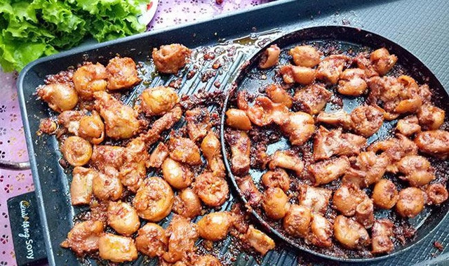 "Hãi hùng" sự thật 4 loại thực phẩm hạn chế gọi khi ăn buffet lẩu nướng - Hình 9 Trên thực tế, loại thức ăn này chứa nhiều nguy cơ không an toàn. Thực phẩm bị tẩm hóa chất, ướp hương liệu quá lâu là mối nguy hại lớn với người tiêu dùng.
