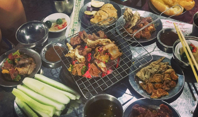 "Hãi hùng" sự thật 4 loại thực phẩm hạn chế gọi khi ăn buffet lẩu nướng - Hình 2 Cũng bởi thế mà vấn đề vệ sinh an toàn thực phẩm là điều khách hàng không thể xem nhẹ. Đặc biệt là các quán ăn vỉa hè.