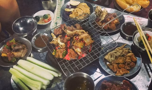 Cũng bởi thế mà vấn đề vệ sinh an toàn thực phẩm là điều khách hàng không thể xem nhẹ. Đặc biệt là các quán ăn vỉa hè.