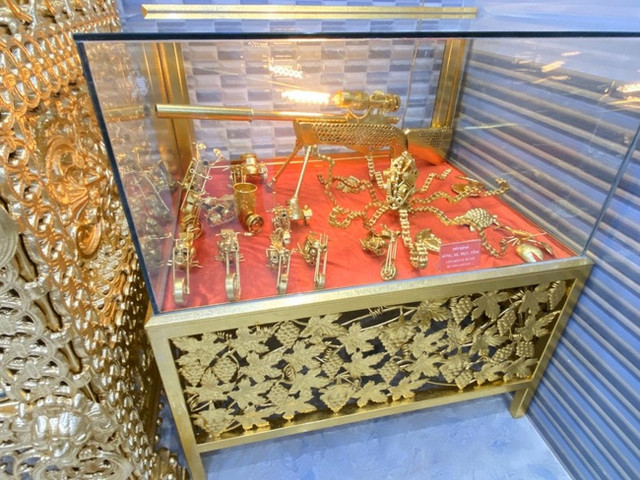 Đi xem ngôi nhà mạ vàng lấp lánh của đại gia miền Tây - Hình 9 Di xem ngoi nha ma vang lap lanh cua dai gia mien Tay-Hinh-9