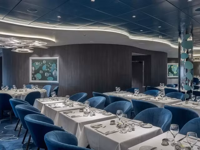 Can canh tau du lich khong lo MSC World Europa phuc vu World Cup 2022 gia hon 5 trieu dong/dem-Hinh-8