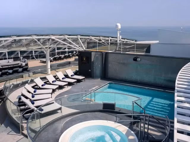 Can canh tau du lich khong lo MSC World Europa phuc vu World Cup 2022 gia hon 5 trieu dong/dem-Hinh-7