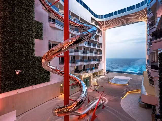 Can canh tau du lich khong lo MSC World Europa phuc vu World Cup 2022 gia hon 5 trieu dong/dem-Hinh-6