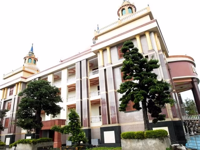 Trước khi 'ngã ngựa', các đại gia đã bạo tay vung tiền như nào? - Hình 3 Truoc khi 'nga ngua', cac dai gia da bao tay vung tien nhu nao?-Hinh-3