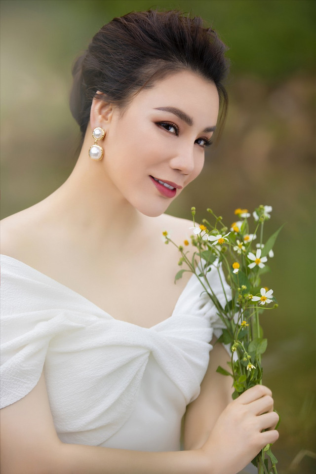 Bên trong biệt thự lộng lẫy như cung điện của ca sĩ Hồ Quỳnh Hương Ben trong biet thu long lay nhu cung dien cua ca si Ho Quynh Huong