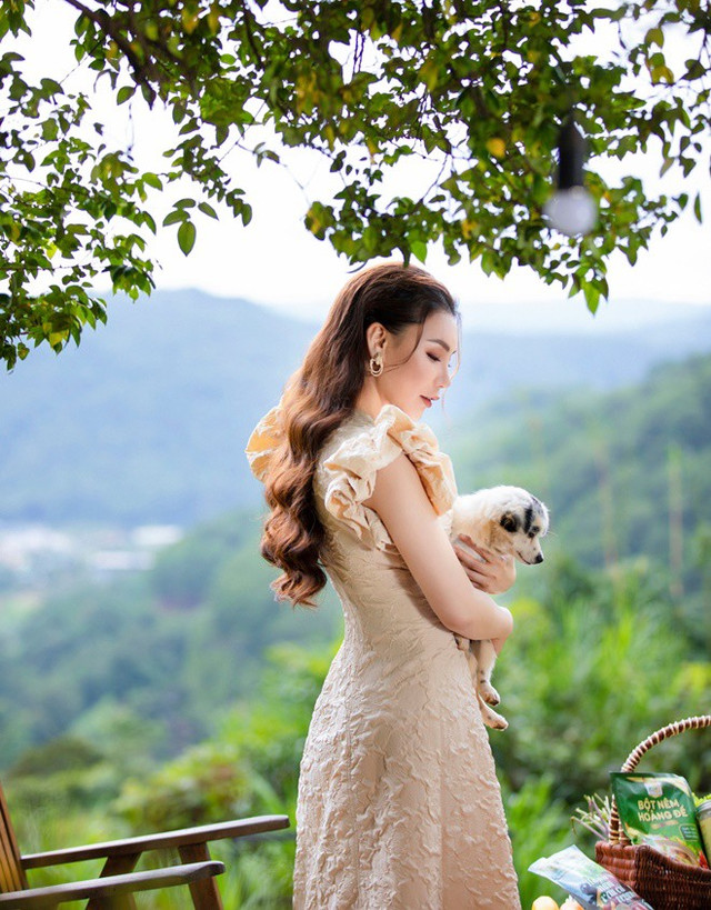 Bên trong biệt thự lộng lẫy như cung điện của ca sĩ Hồ Quỳnh Hương - Hình 2 Ben trong biet thu long lay nhu cung dien cua ca si Ho Quynh Huong-Hinh-2