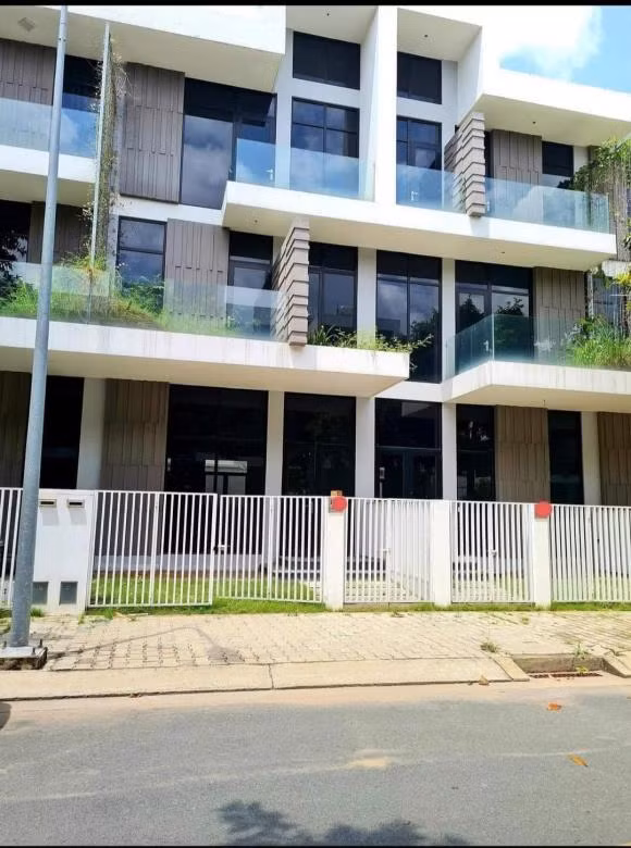 Rapper Dinh Tien Dat va vo giau co nao ma co ca co ngoi tho mong giua nui rung-Hinh-2