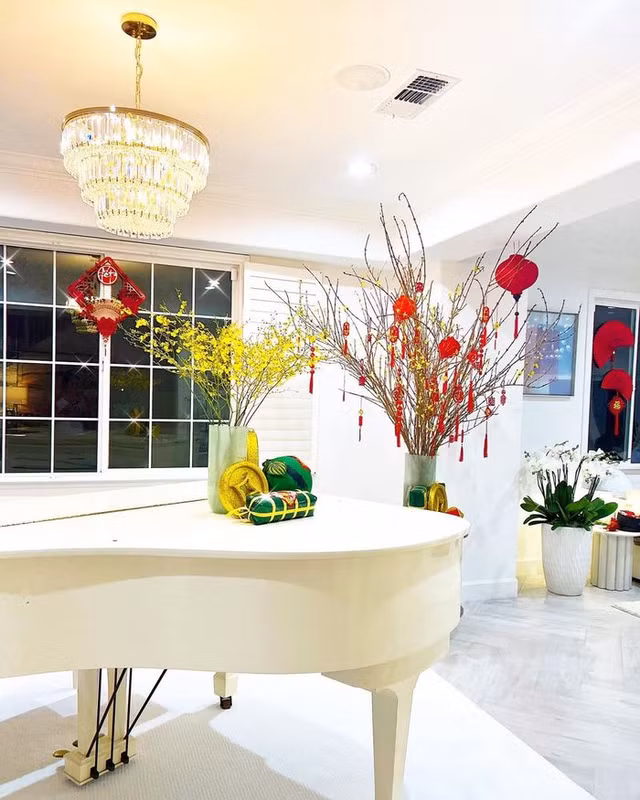 Hoa hau Pham Huong khoe biet thu ngap sac Tet Viet o My