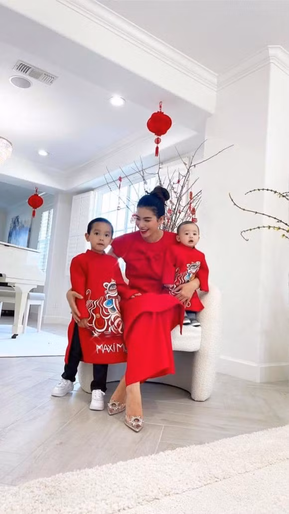 Hoa hau Pham Huong khoe biet thu ngap sac Tet Viet o My-Hinh-6