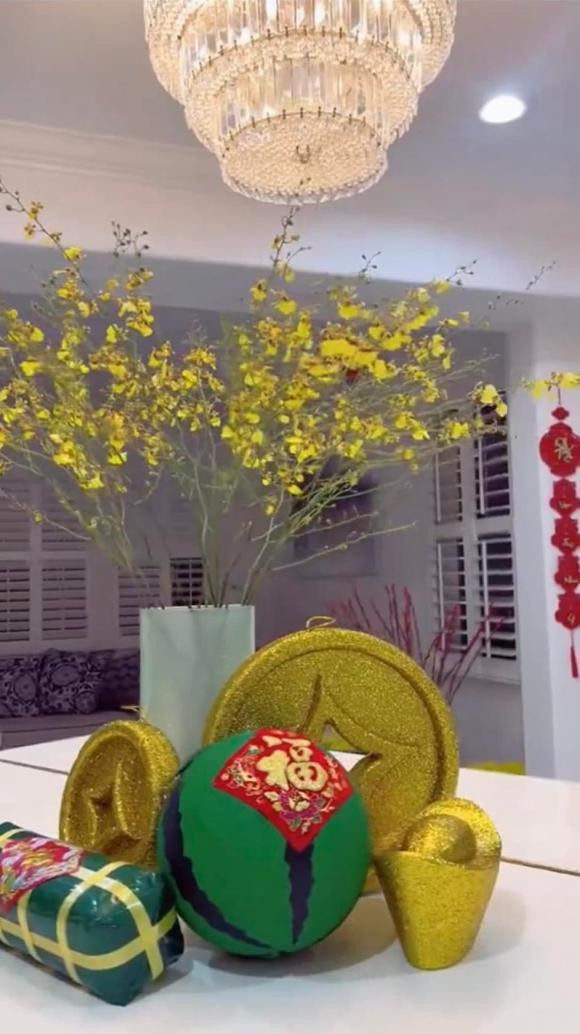 Hoa hậu Phạm Hương khoe biệt thự ngập sắc Tết Việt ở Mỹ - Hình 3 Hoa hau Pham Huong khoe biet thu ngap sac Tet Viet o My-Hinh-3