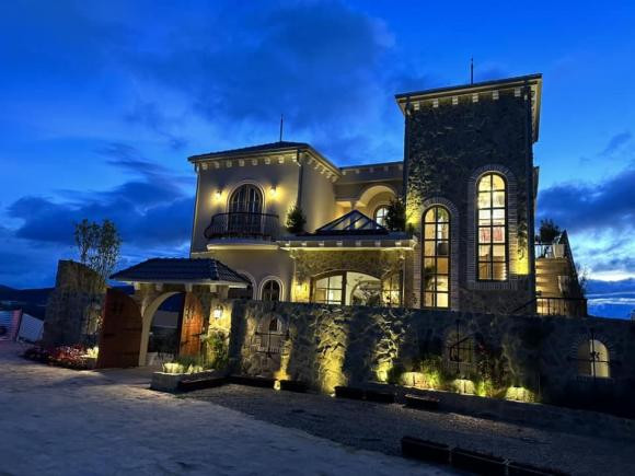 Hoa hậu Thu Hoài sở hữu biệt thự như toà lâu đài của ở Đà Lạt Hoa hau Thu Hoai so huu biet thu nhu toa lau dai cua o Da Lat
