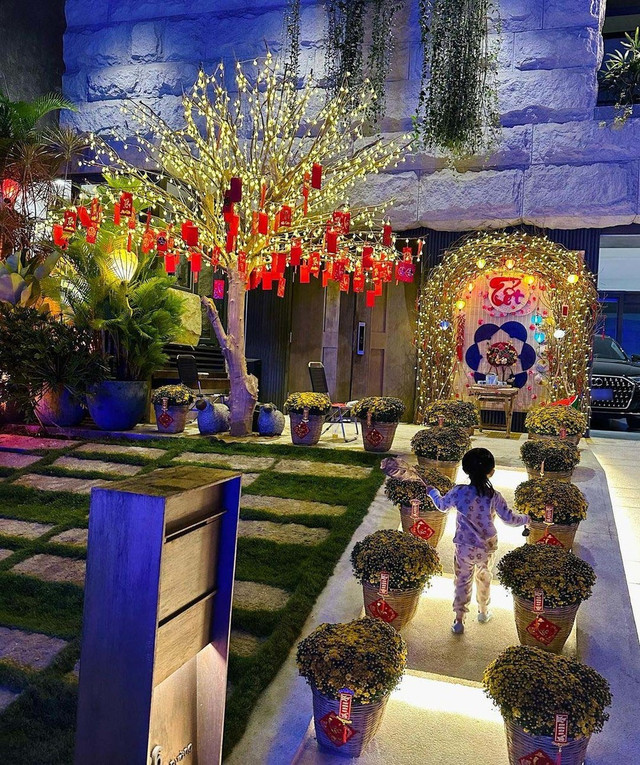 Đi thăm biệt thự như chợ hoa xuân của vợ chồng Cường Đô La - Đàm Thu Trang - Hình 2 Di tham biet thu nhu cho hoa xuan cua vo chong Cuong Do La - Dam Thu Trang-Hinh-2